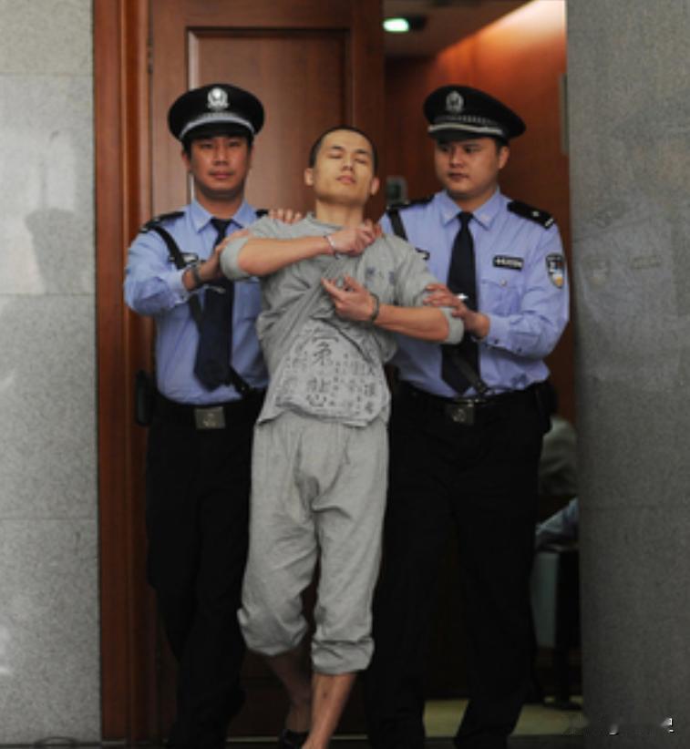 2013年，深圳中级人民法院，别人都在低头认罪，唯独他戴着手铐，当众撩开囚衣亮出
