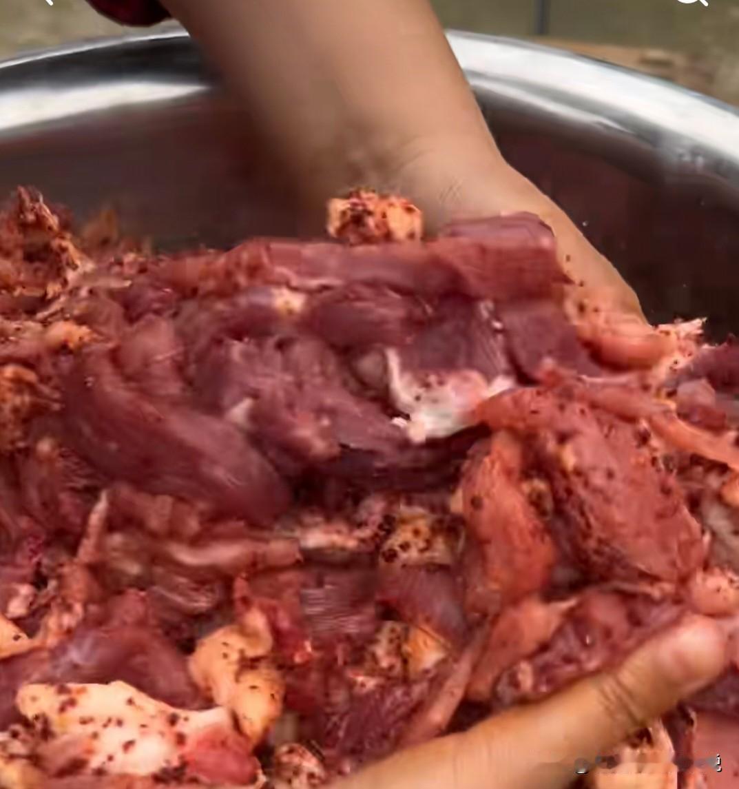 年货准备中，灌香肠了哟。