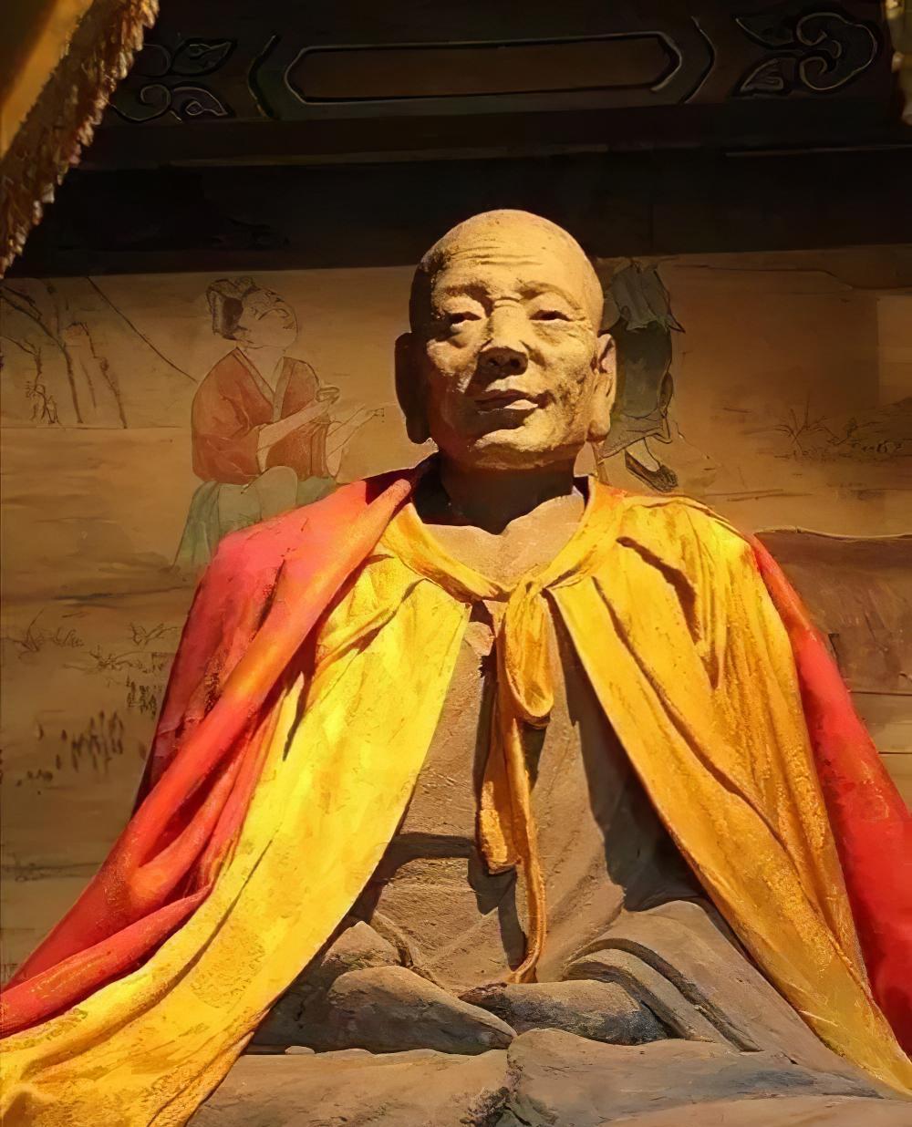 1996年，山西村民李金锁清理佛像时，佛像上的一块泥皮突然掉下来，他凑近一看被吓