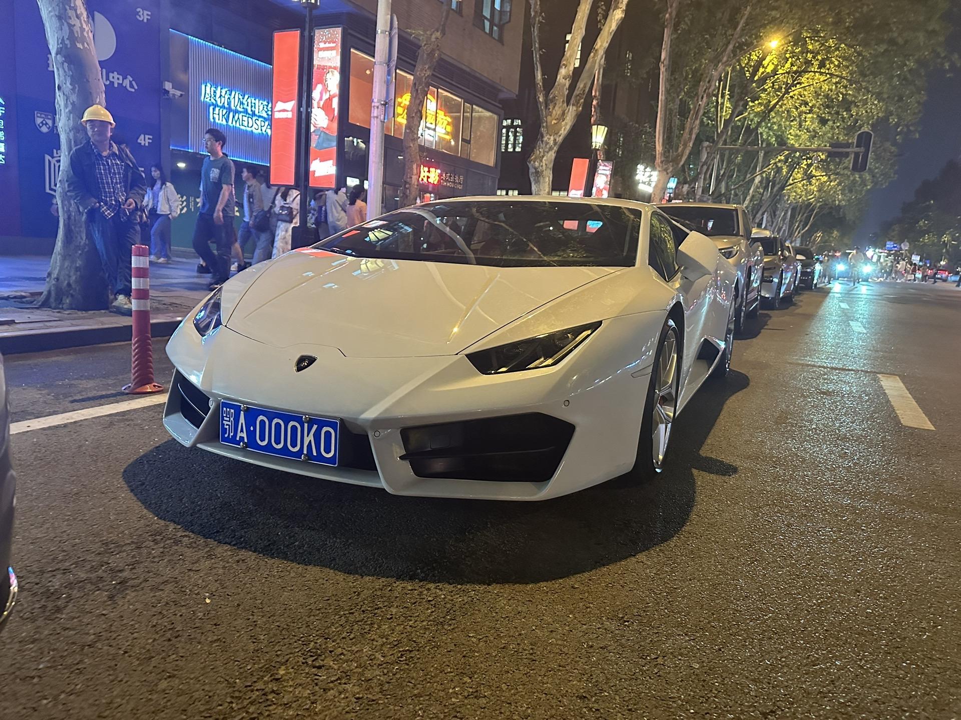 偶遇Lamborghini Huaka610在夜晚的灯光下白色也相当的...