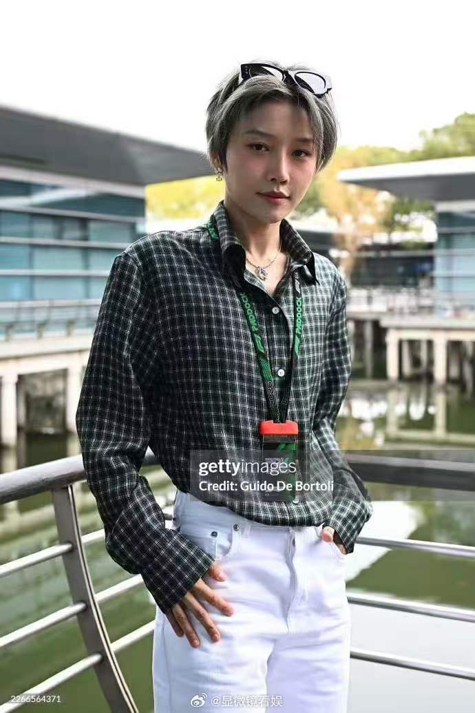 刘雨昕TGR哈斯F1特邀嘉宾 的跨界真的每次都让人眼前一亮！以F1车队特邀嘉宾的