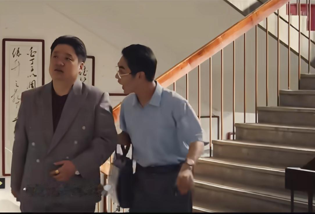 李四团打了薛桂生之后，到省秦找团长包戏。没想到哼着小曲走来的薛桂生就是团长。
