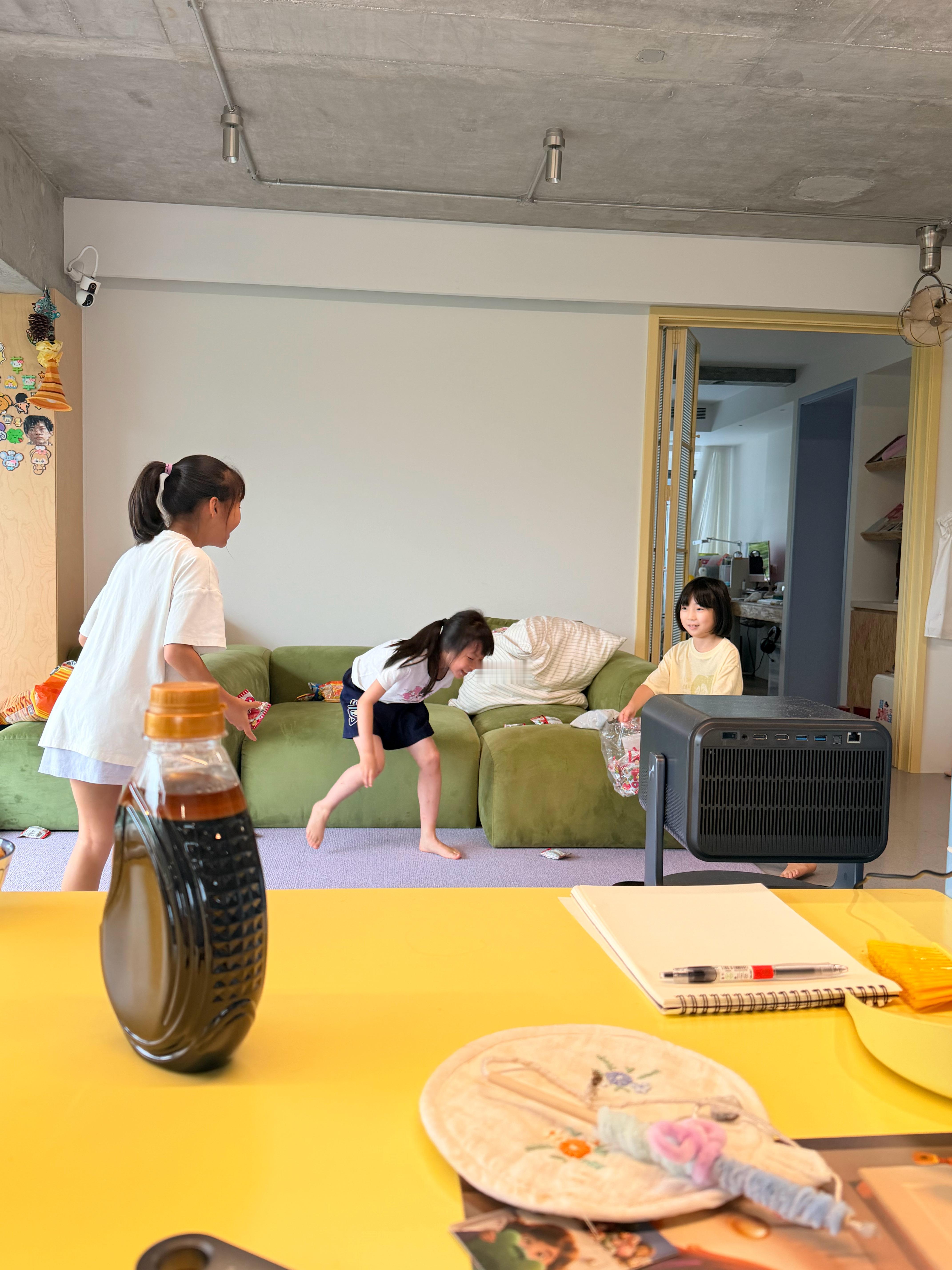 家里很热闹。涛也很开心 