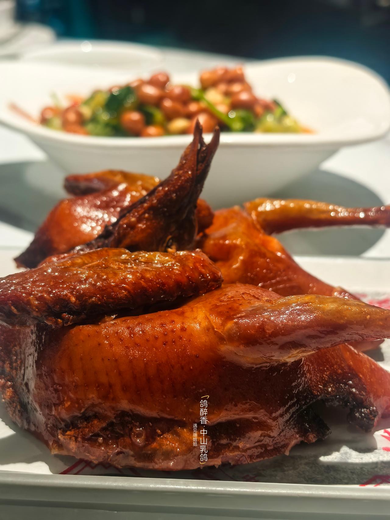 一直很爱吃乳鸽，这次看到这家店有一鸽三食的套餐，能一次性吃到三种做法，果断过来打