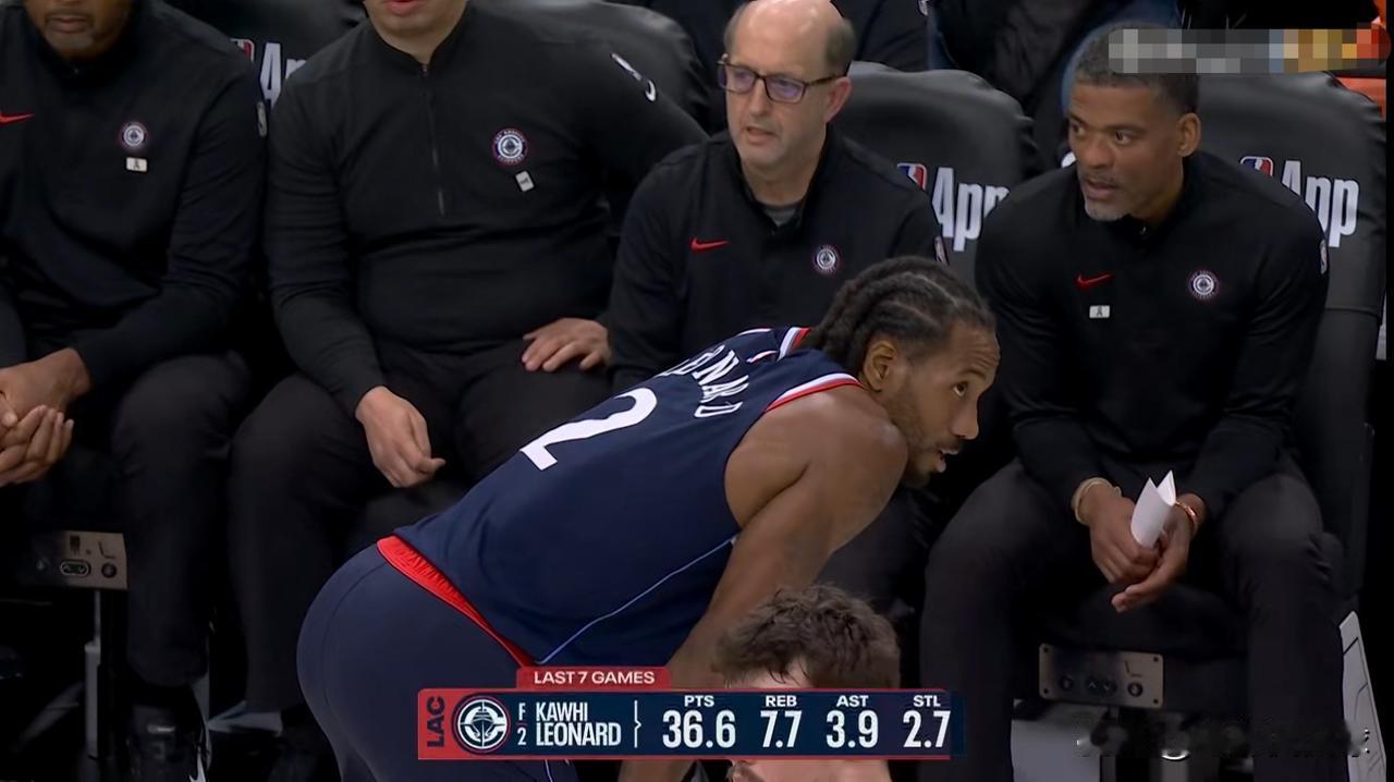 快船超级巨星伦纳德的三分球真是无药可救了！在今天快船主场迎战勇士的第一节比赛中，