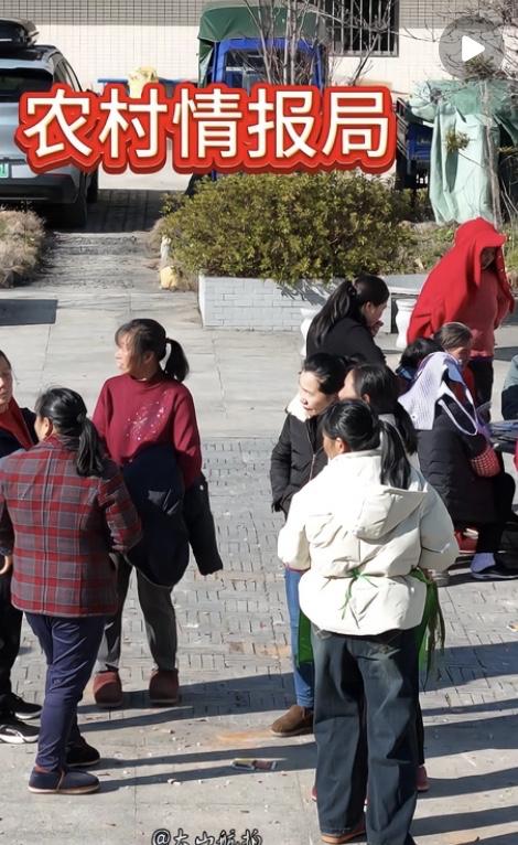 在外的年轻人都陆陆续续回村了，
村口的大妈们这下忙起来，
直接开启“年度情报模式