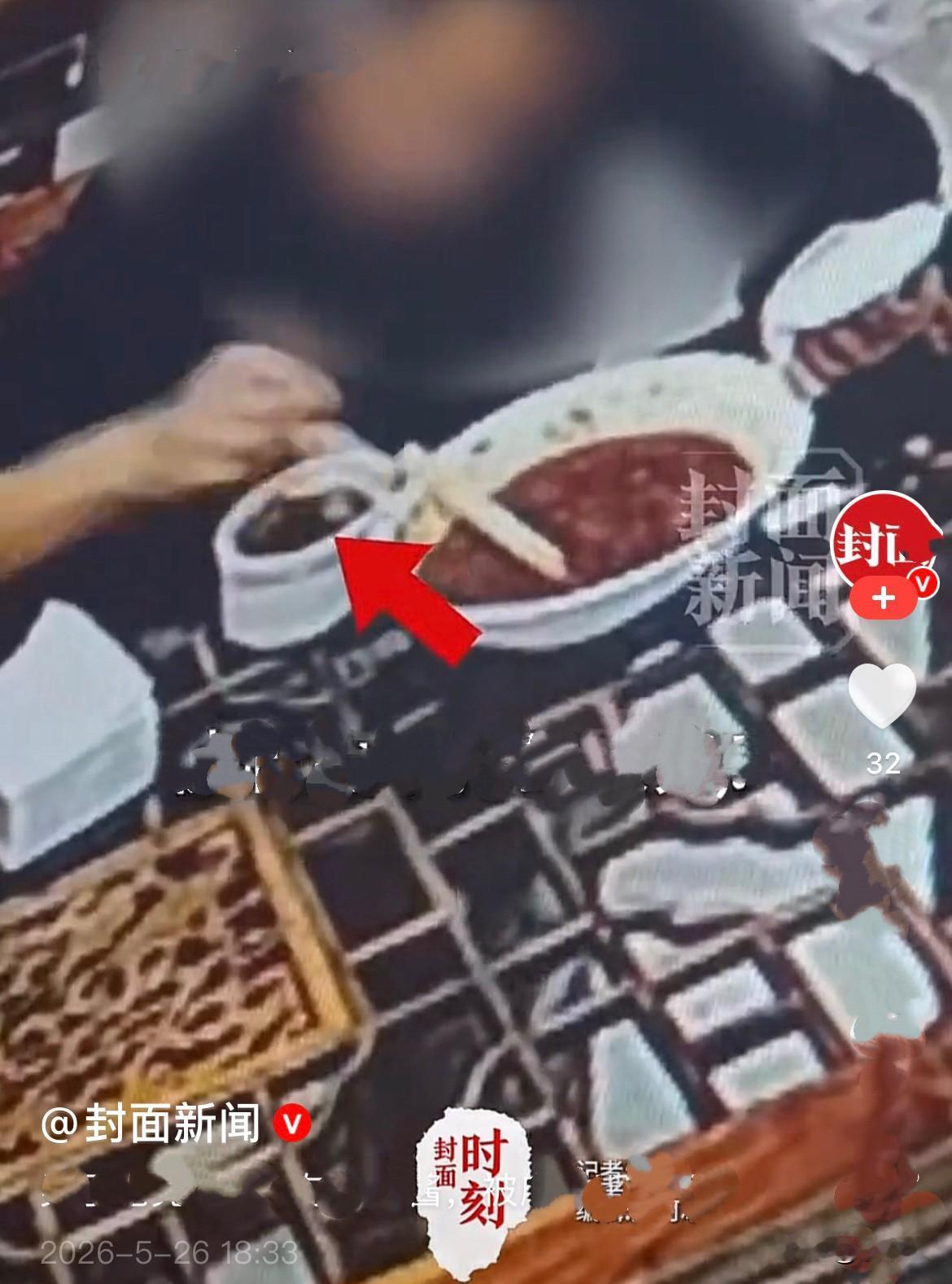 近日，江苏苏州一面馆。一名男子进店点了一碗鸡蛋面，用餐时先加了两勺辣酱、一勺醋，