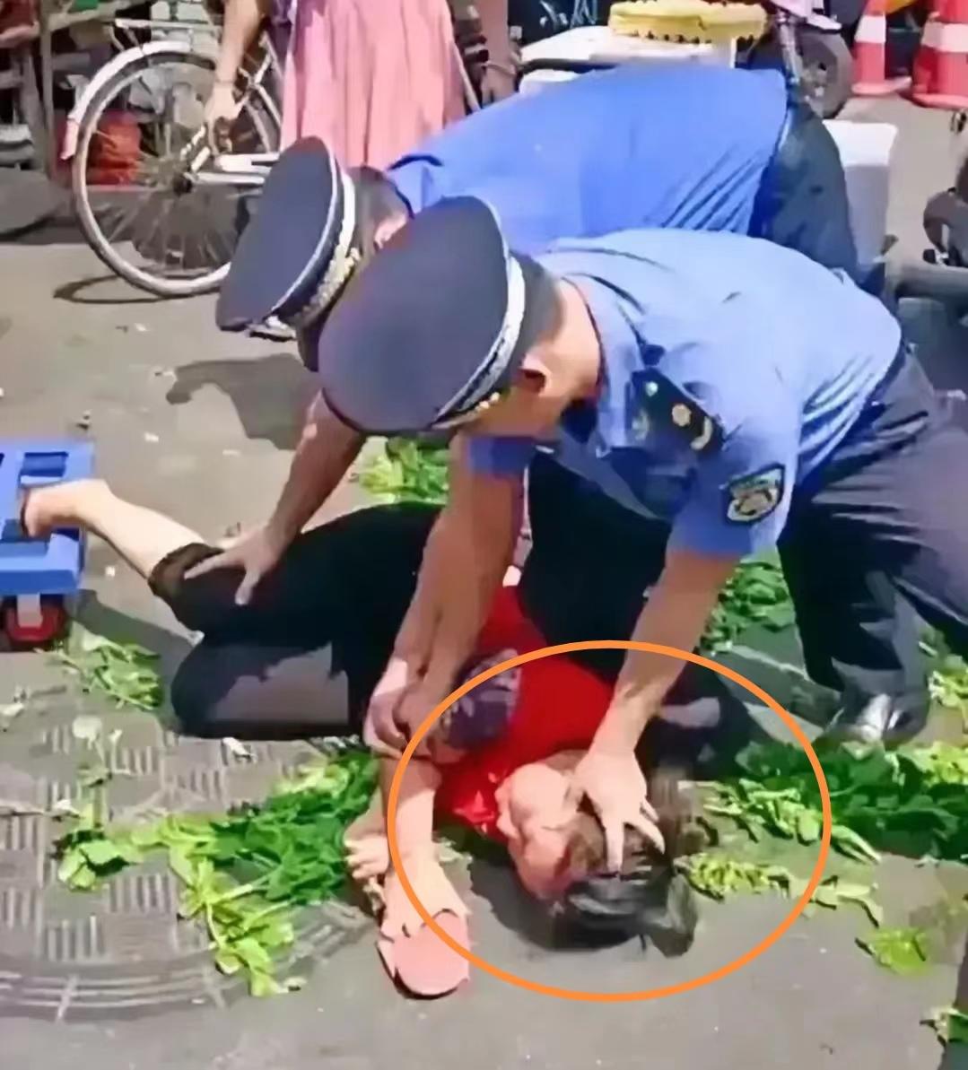 这是网友拍到的某小区城管对某路边摊贩的执法过程，
因为小贩可能妨碍了某小区大门的