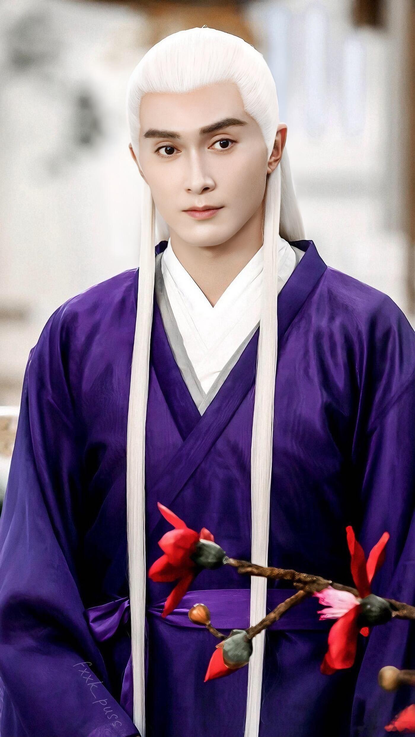 高伟光时隔5年重现白发帝君 高伟光的白发真的像有蛊一样，让人看一眼就忘不掉。五年