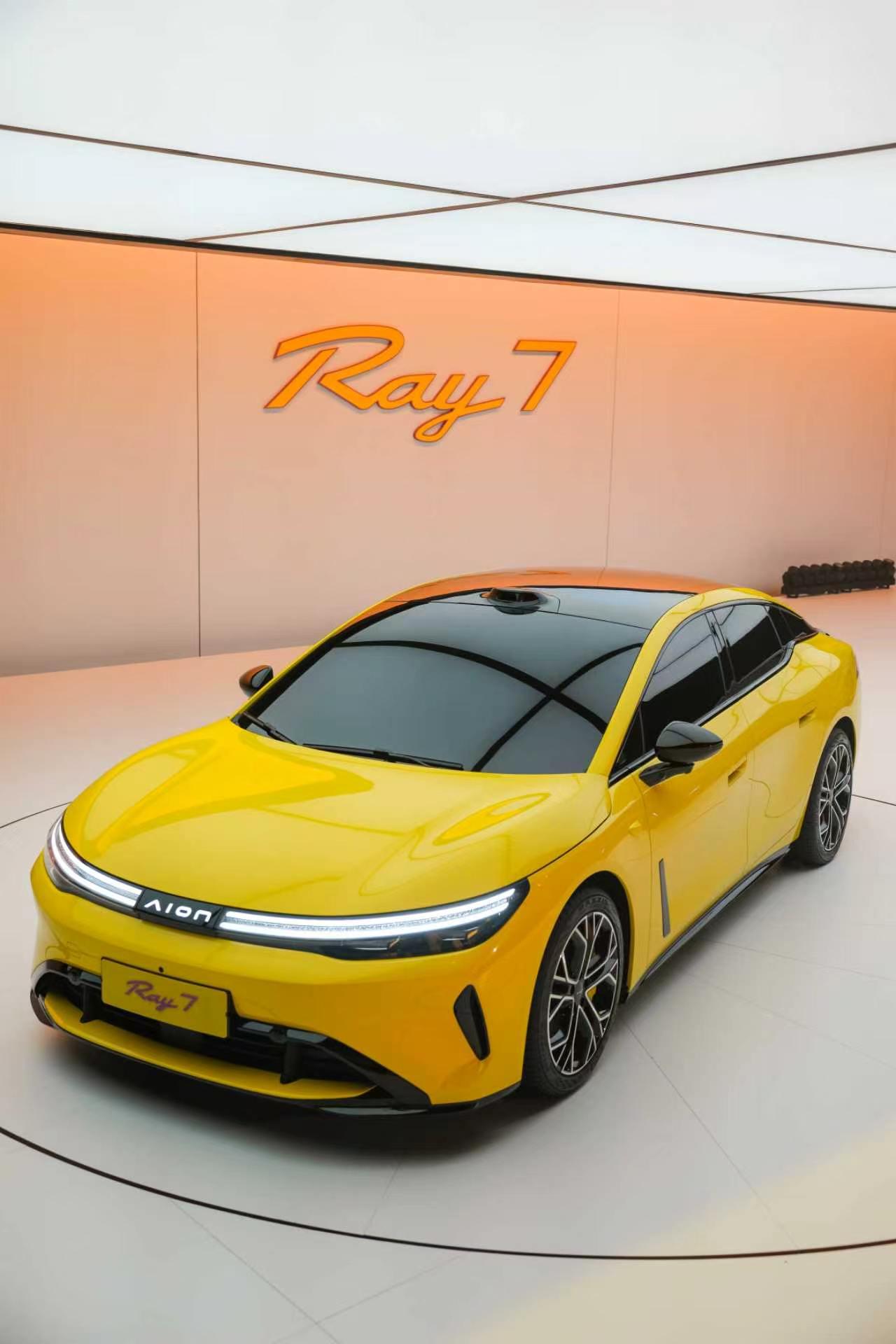 在国产纯电内卷的当下，多数车型只拼颜值和配置堆砌，而埃安Ray7跳出同质化，以顶