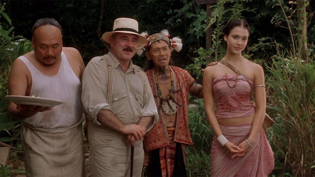 她混有多国的血统
有着一种极具辨识度的健康之美
在这部异域风情的《字典情人》里