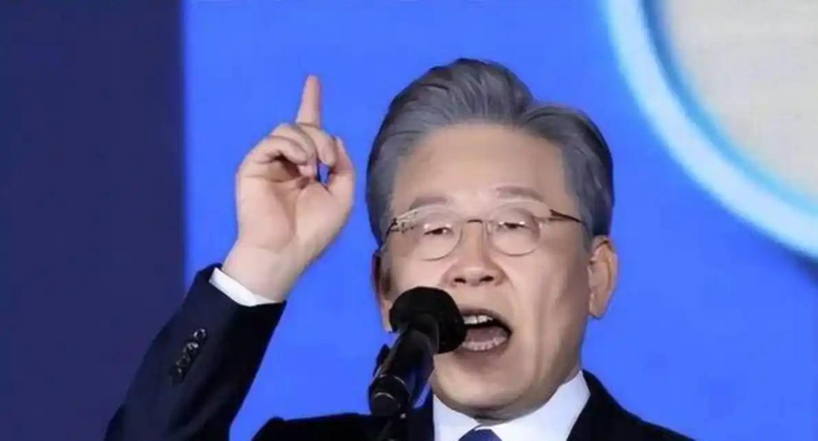 韩国总统府青瓦台发表严正声明，

8月12日，针对朝鲜当天向东部海域发射弹道导弹