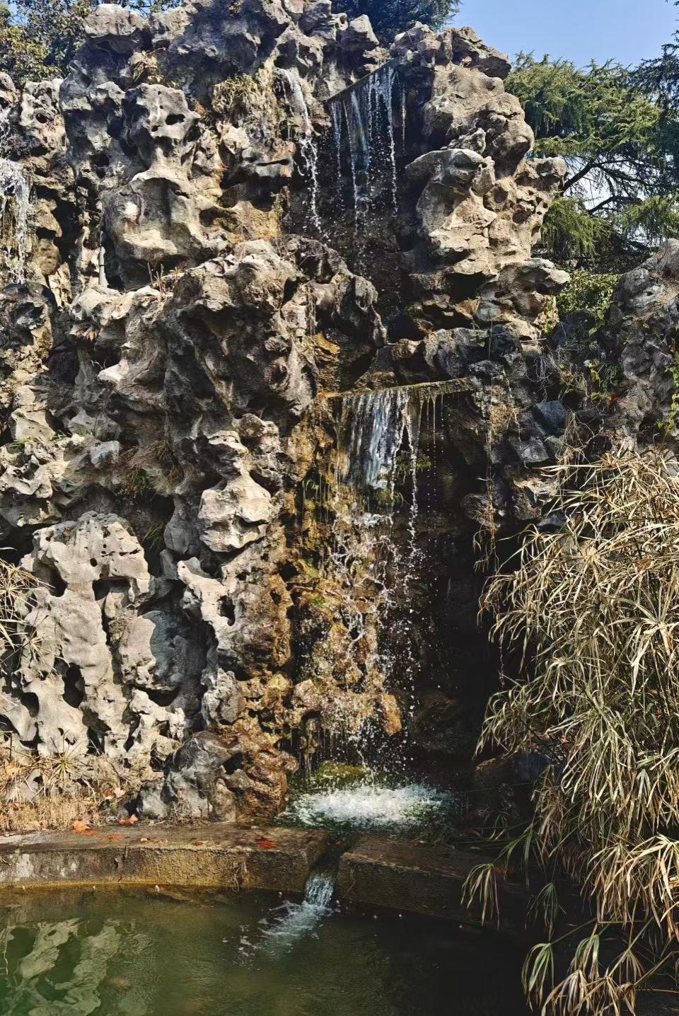 山石把流水揉成碎银，每道瀑流都在岩壁的褶皱里，续写着关于“静”与“动”的，永恒对