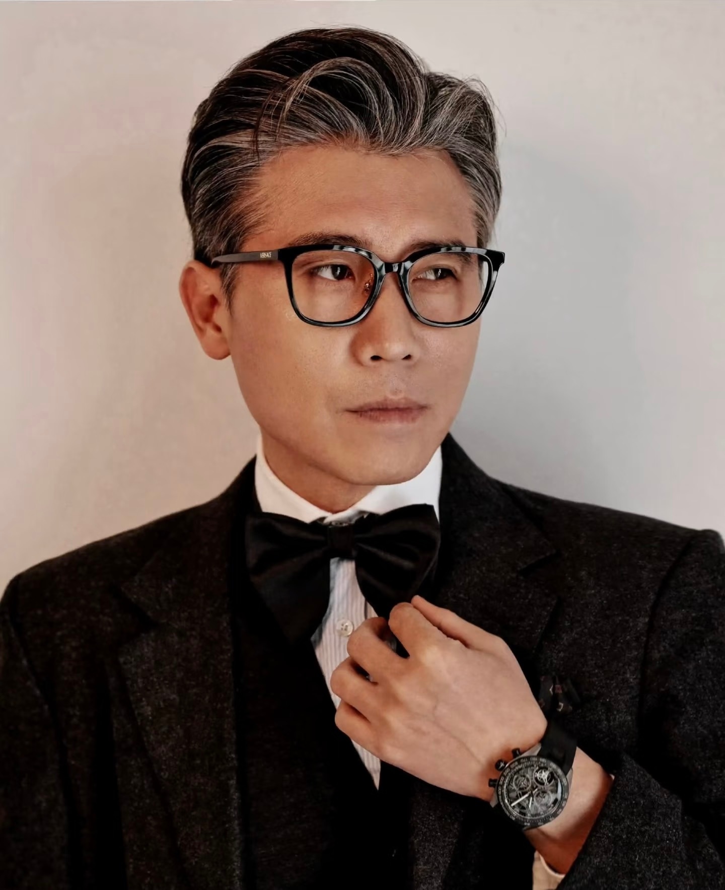 李乃文陪老婆巴黎逛街巴黎街头偶遇李乃文夫妇，结束工作专心陪爱人逛街，拎着购物袋耐