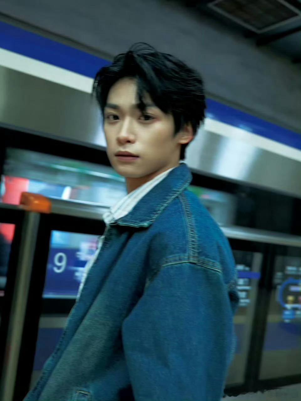 不好看，明明最近我也没听说他在忙什么，怎么感觉看起来这么疲惫 