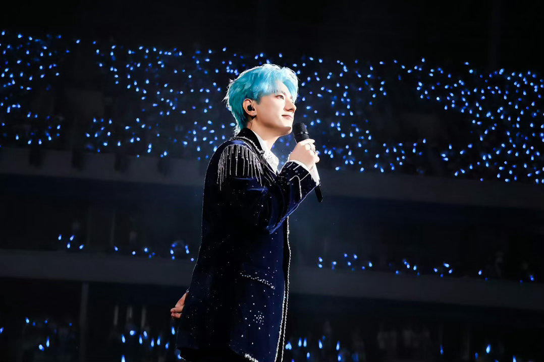海来阿木告别成都演唱会海来阿木晒照告别成都演唱会灯光熄灭歌声暂歇，海来阿木晒留念