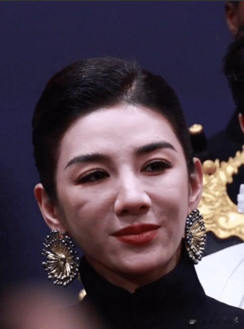 这是48岁女明星的怼脸拍生图，有没有发现她的脸看着没有那么自然，左边的脸中间还有