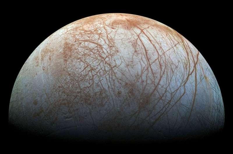 【木卫二寻找外星生命要“降温”？最新物理模拟：隐藏海洋可能比想象中深得多！】
