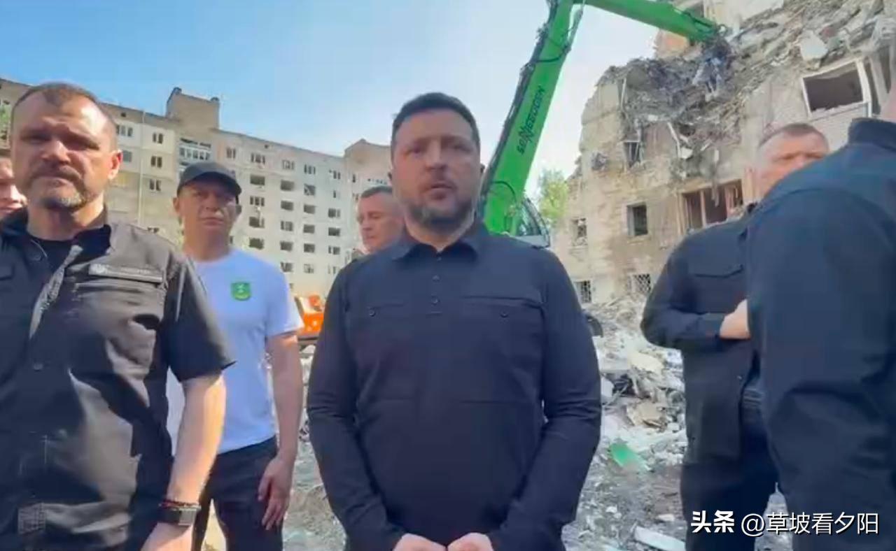 7月2日，俄罗斯对基辅发动大规模空袭后，乌克兰总统泽连斯基现身基辅达尼茨基区一栋