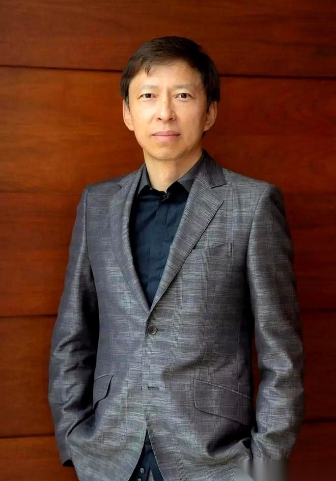 张朝阳聊过一段他在美国生活的经历，直接戳破了很多人天天喊累的真实病因。
为什么你