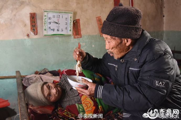 【因为爱情！八旬老人照顾瘫痪老伴56年】新婚5个月，20岁的妻子患病瘫痪在床，失