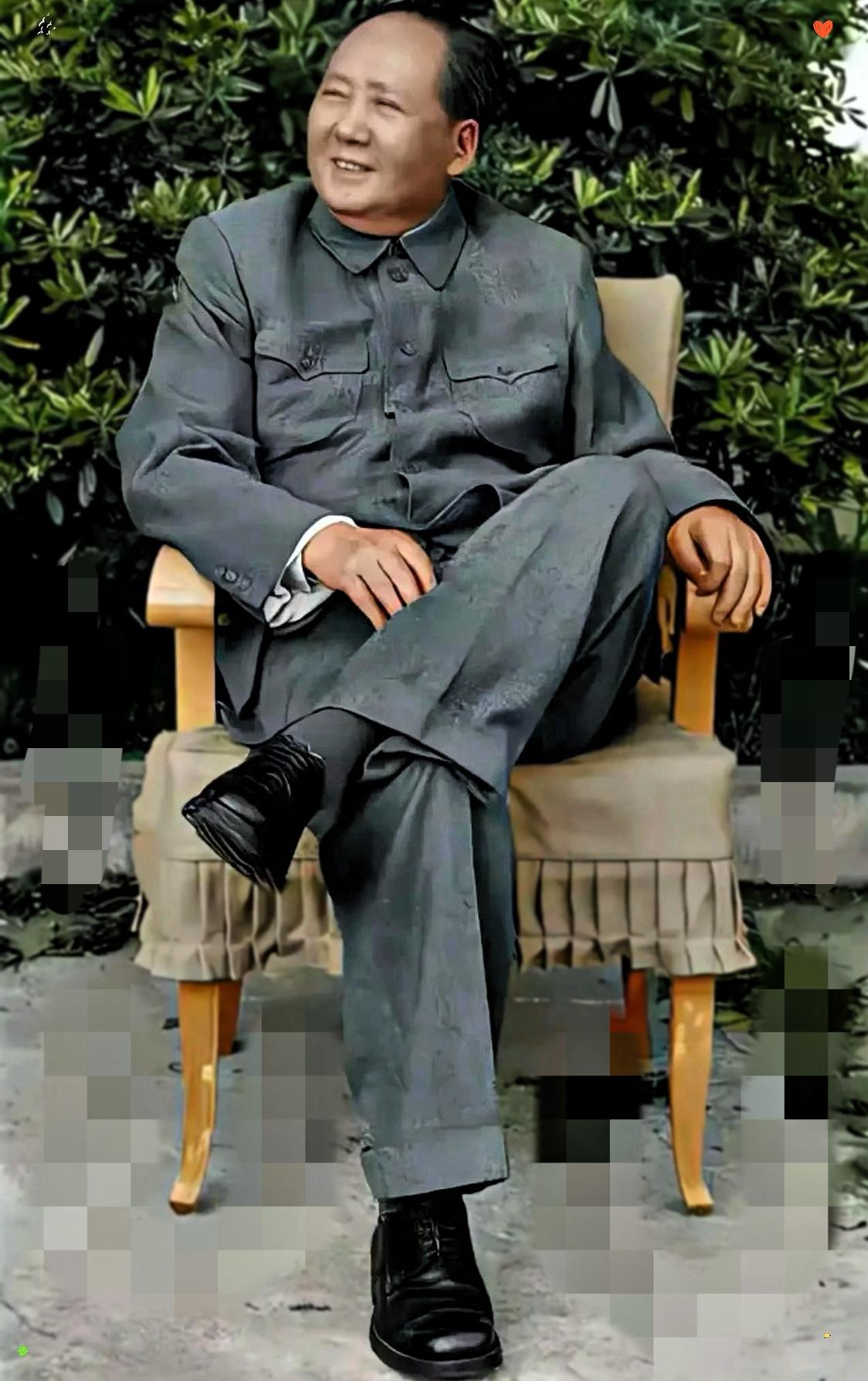 这笑容里藏着人民至上的初心，这样的伟人永远刻在人心

伟人的清晰全身照片，不常见