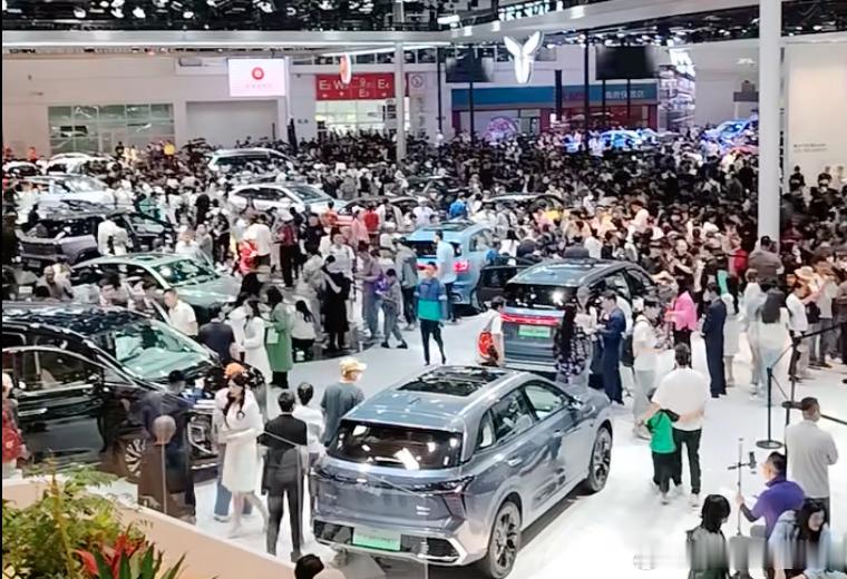 说个数据，2025年，前11月汽车销量2478.3万辆，但利润率降至4.5%，超