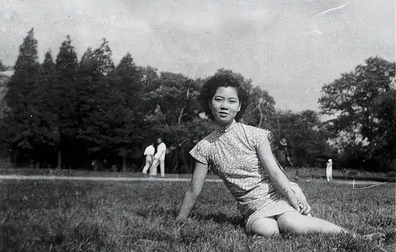 1941年一天深夜，戴笠把他的秘书周志英抱到了床上，两人一番激情过后，周志英依偎