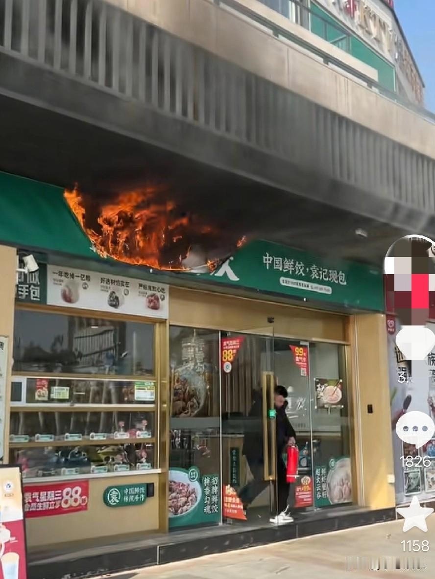 吃饭时间超市门口突发火情，大哥果断拿起灭火器冲上去灭火，不慌不忙就把火灭了，这波