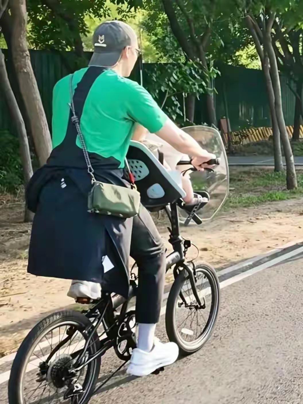 偶遇陈伟霆何穗带娃骑行，一家三口温馨惬意，小Win皮肤白到发光 