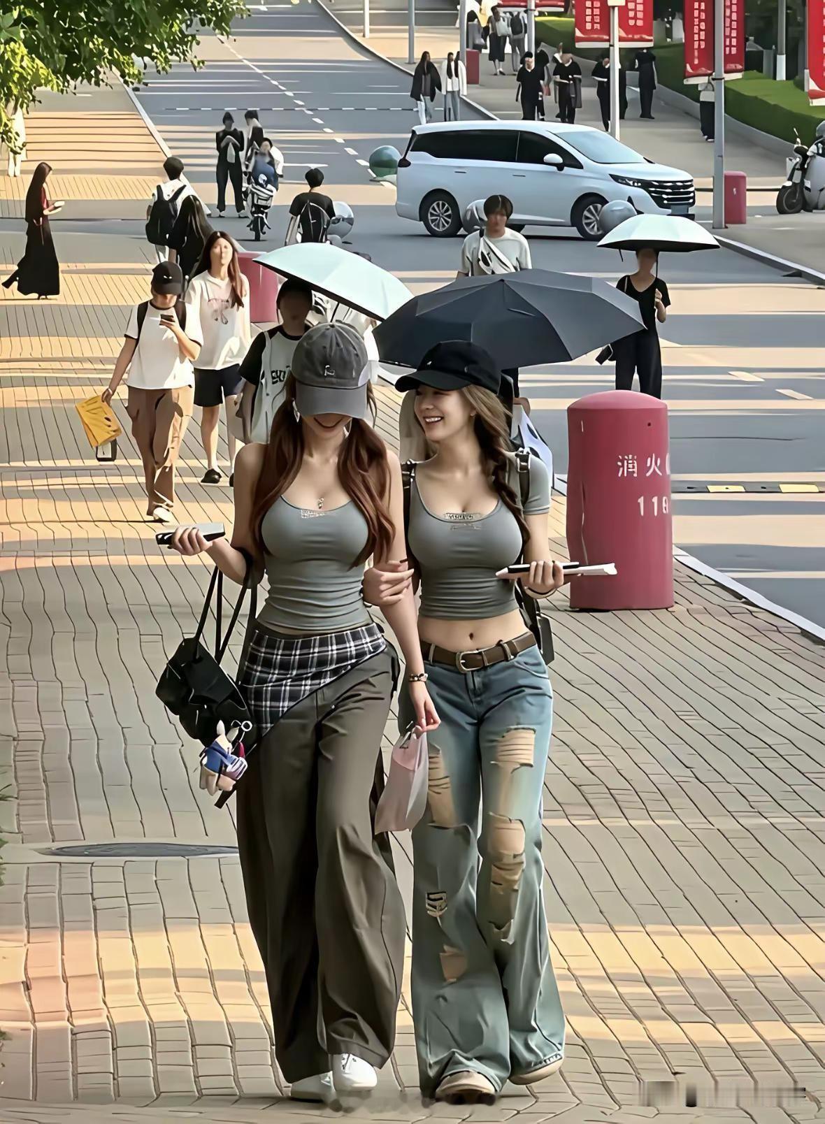 傍晚的校园步道，披着一层温柔霞光。两位女孩并肩而行，身影在橘金色的光晕里显得格外
