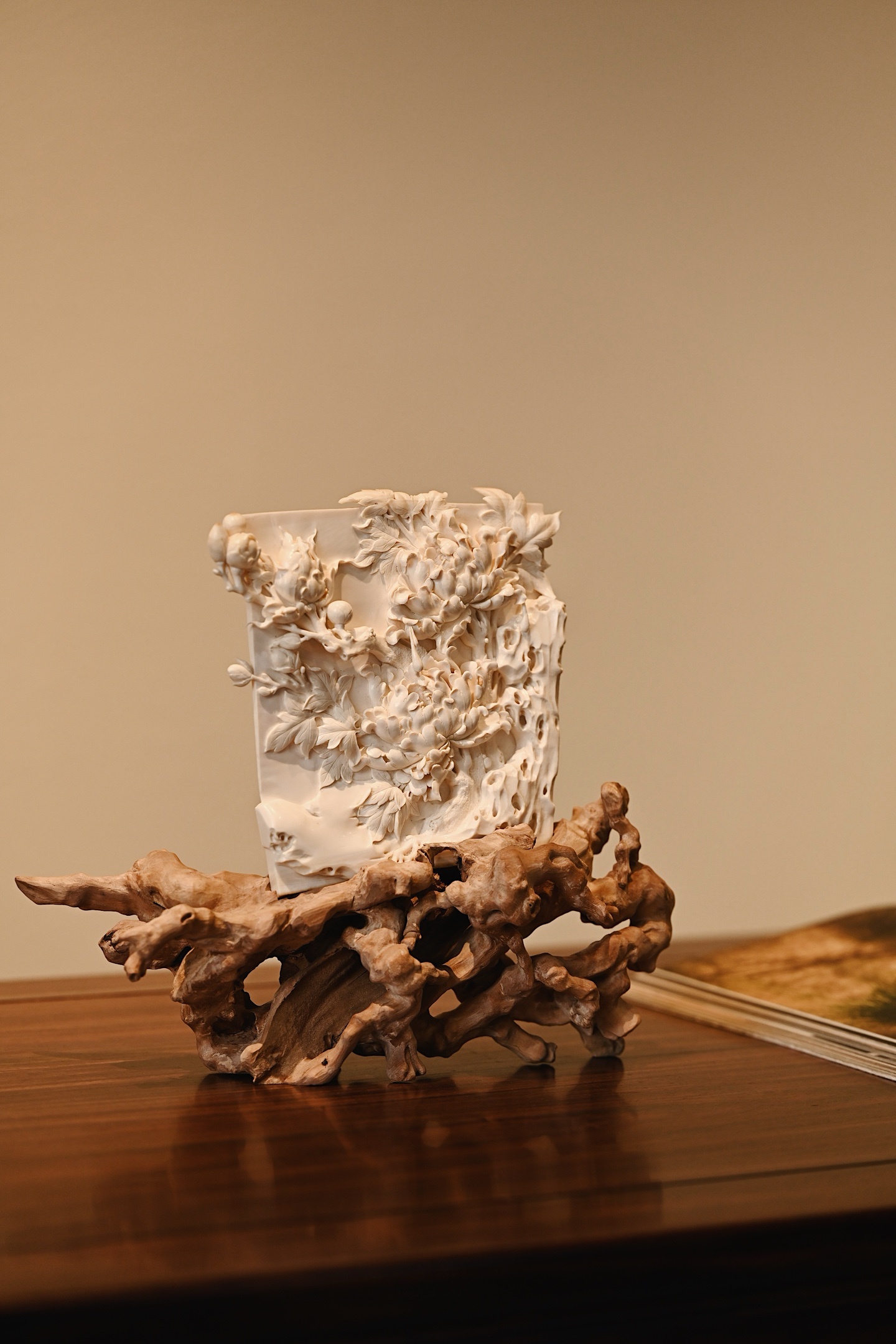 猛犸×檀香 | 富贵牡丹 摆件 整料雕刻，其形舒展顺畅，牡丹绽放，花叶自然，极尽