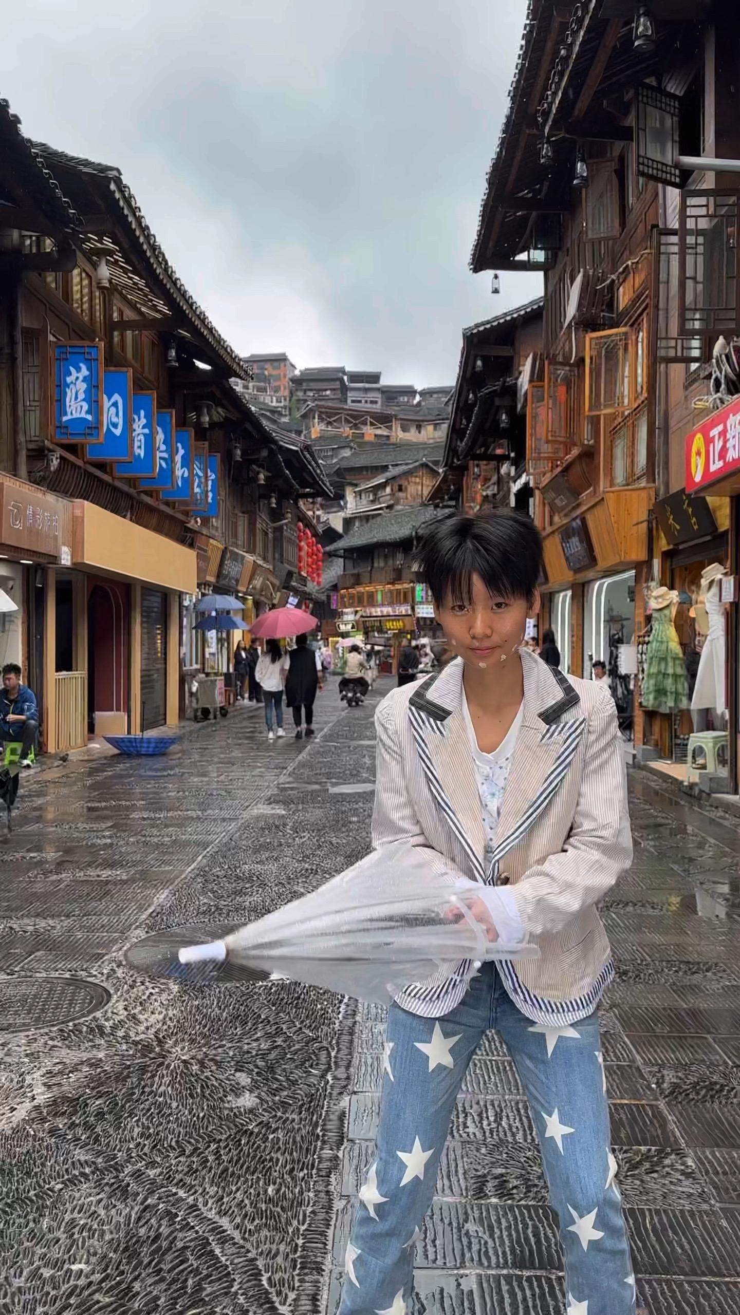 小胡也来千户苗寨拍彝族一字肩啦🥰