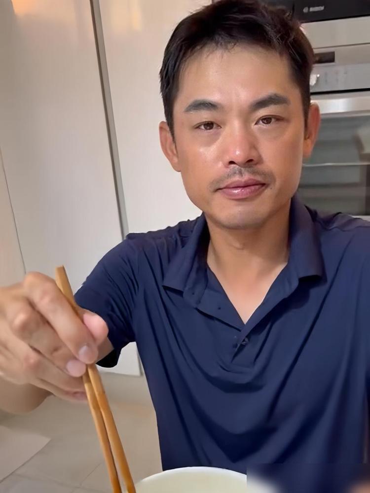 告别羽坛！林丹全家海外布局，10 岁儿子苦练网球，谢杏芳长期留守西班牙

大家都