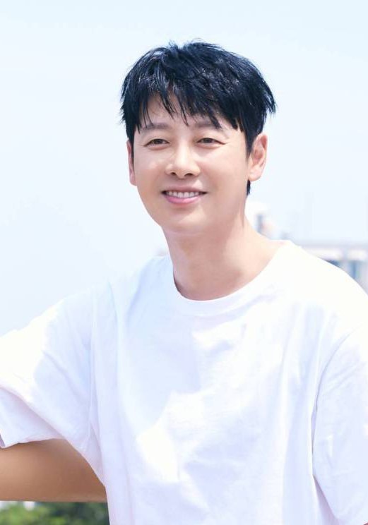 据韩媒，演员金东旭今日官宣即将当爸，妻子预产期为明年年初。他与素人女友于2023