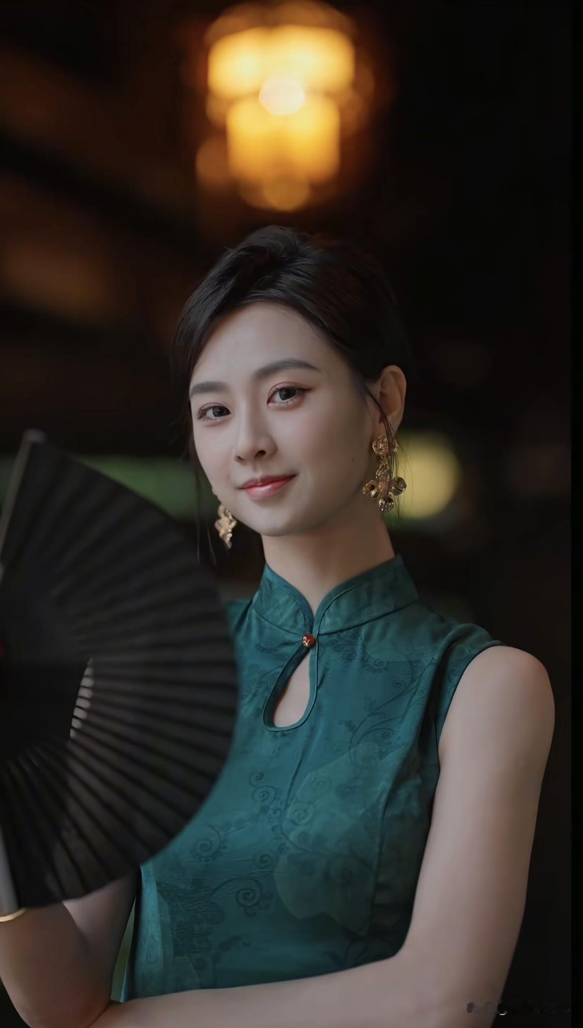 什么样的女生容易让男生喜欢貌美如花似天仙，丝丝秀发披香肩，气质优雅五官端，天生丽