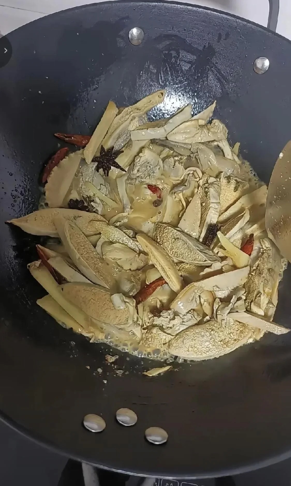 还真有胆肥的，一个敢煮，一个敢吃