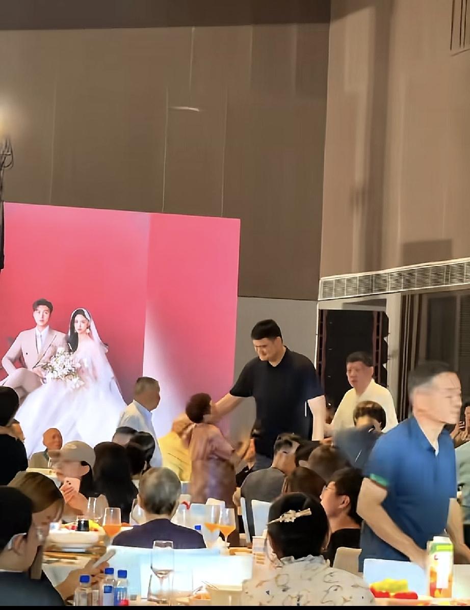 姚明亲姑姑家的孙子结婚，姚明不但亲自去捧场喝喜酒，还把现场宴席的喜酒给包圆了，用