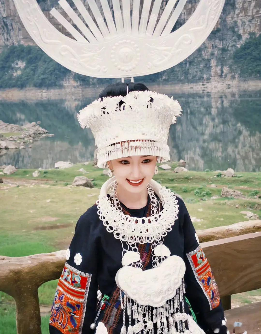 电视剧《乌蒙深处》1. 每一针每一线，都是对生活的热爱。2. 城市卷，怎么回村也