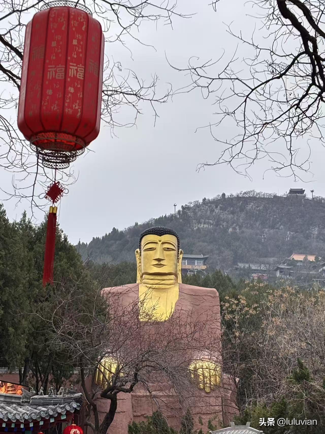 健身的女人好像都很喜欢买很多健身的衣服，比如瑜伽裤、背心、短裤……
昨天上瑜伽课