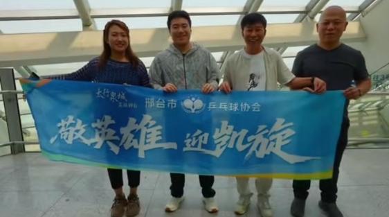 北京机场这波直接被梁靖昆全家暖哭了！载誉回京的大胖直接收获顶配接机排面，爸爸亲自
