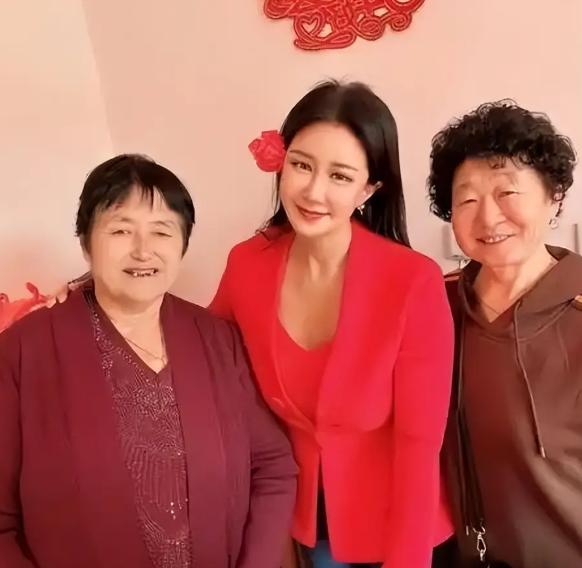 昔日香港女星远嫁山东乡间小伙，高龄诞下男宝收获幸福，近况照片里身形愈发丰满，丈夫