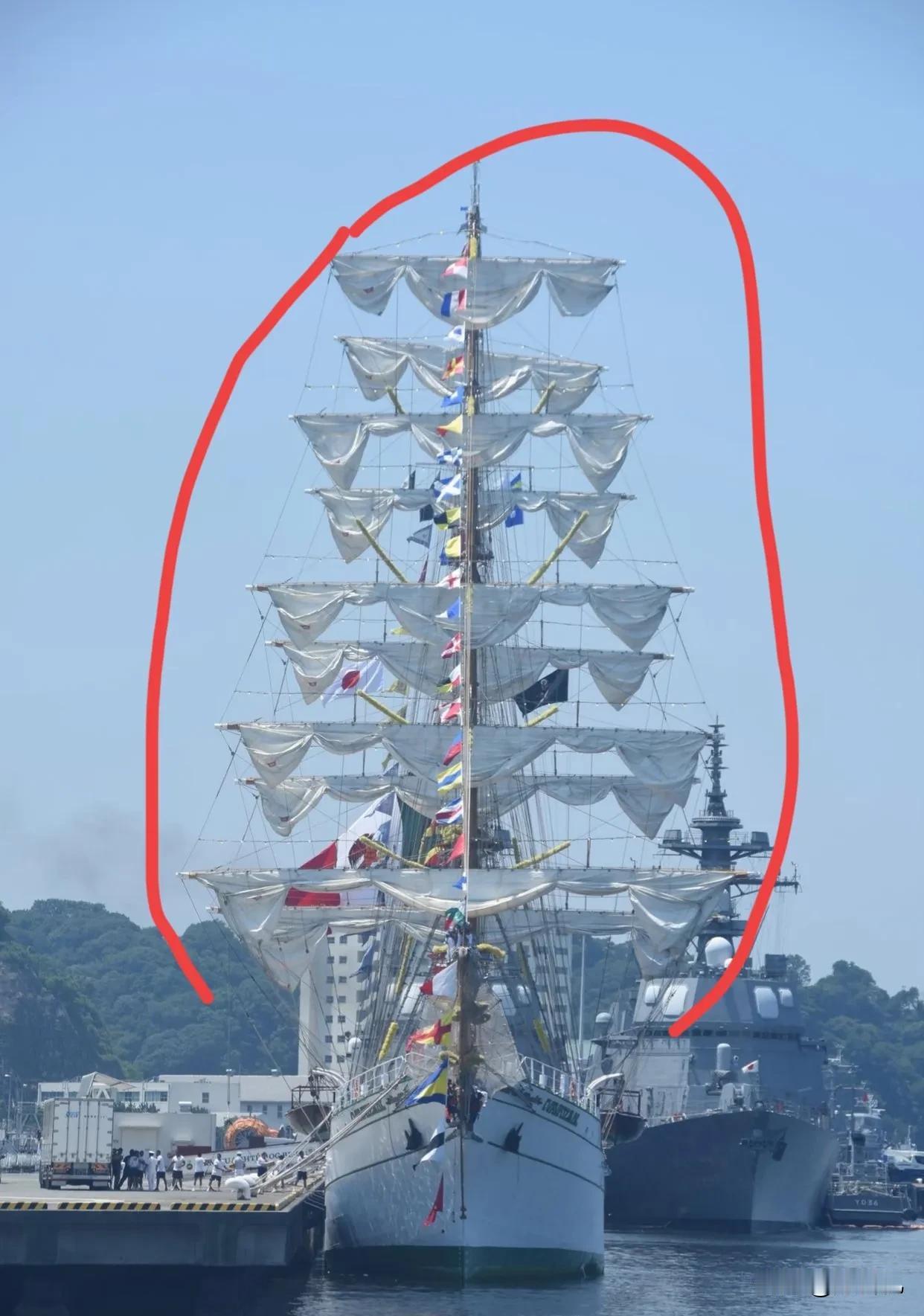 惊呆我了！有人爆料说下面是墨西哥海军的船，这都什么年代了，军方怎么还用帆船。说句