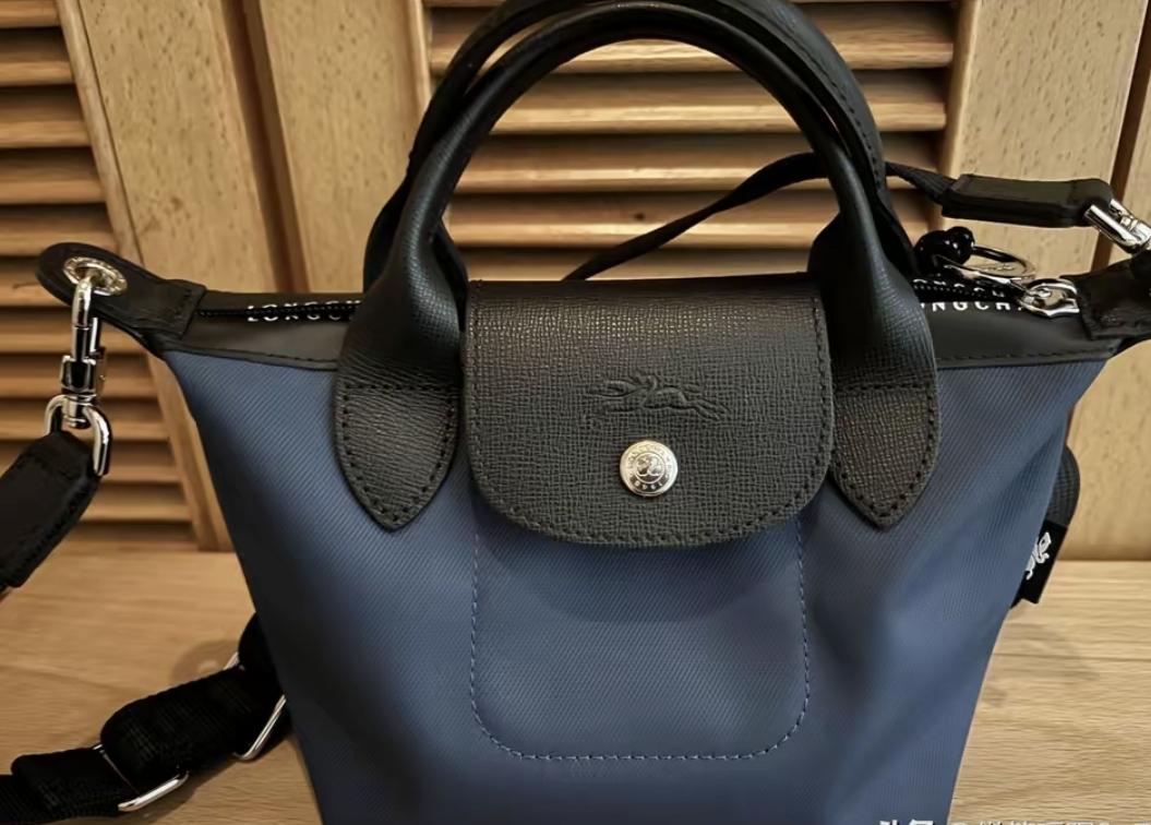 昨天翻聊天记录，发现去年德国机场给儿子买的珑骧小包，退税后还花了一千五。结果朋友