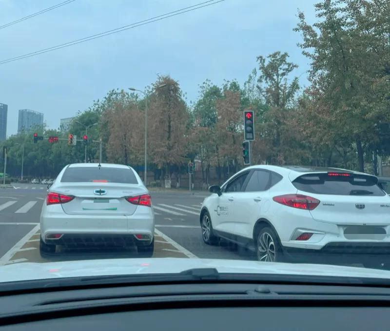 依靠网约车的新能源车商能持久多久？在路上又看到了一个没看过的新能源品牌，国金汽车