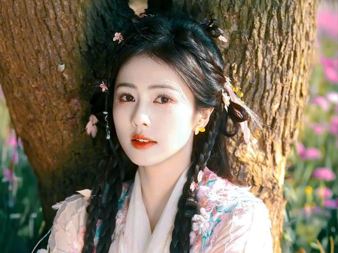 实力派女演员在娱乐圈中熠熠生辉。殷桃、孙俪、宁静、周迅、梅婷和杨紫等女演员凭借出