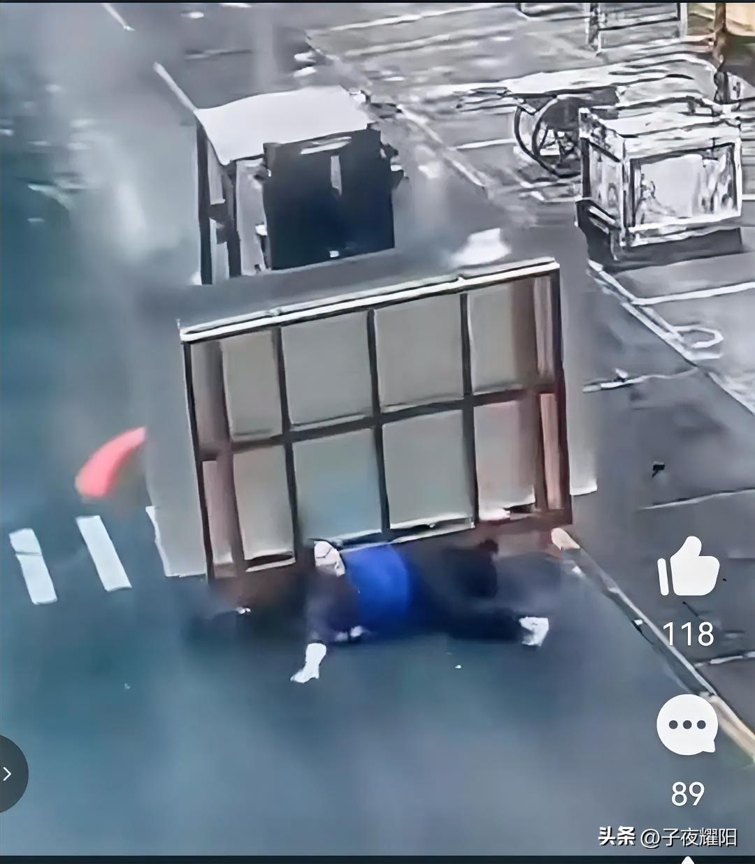 开叉车撞倒人后真的一点感觉都没有吗？下图是某工厂车间内一叉车撞倒人后，把人推着走