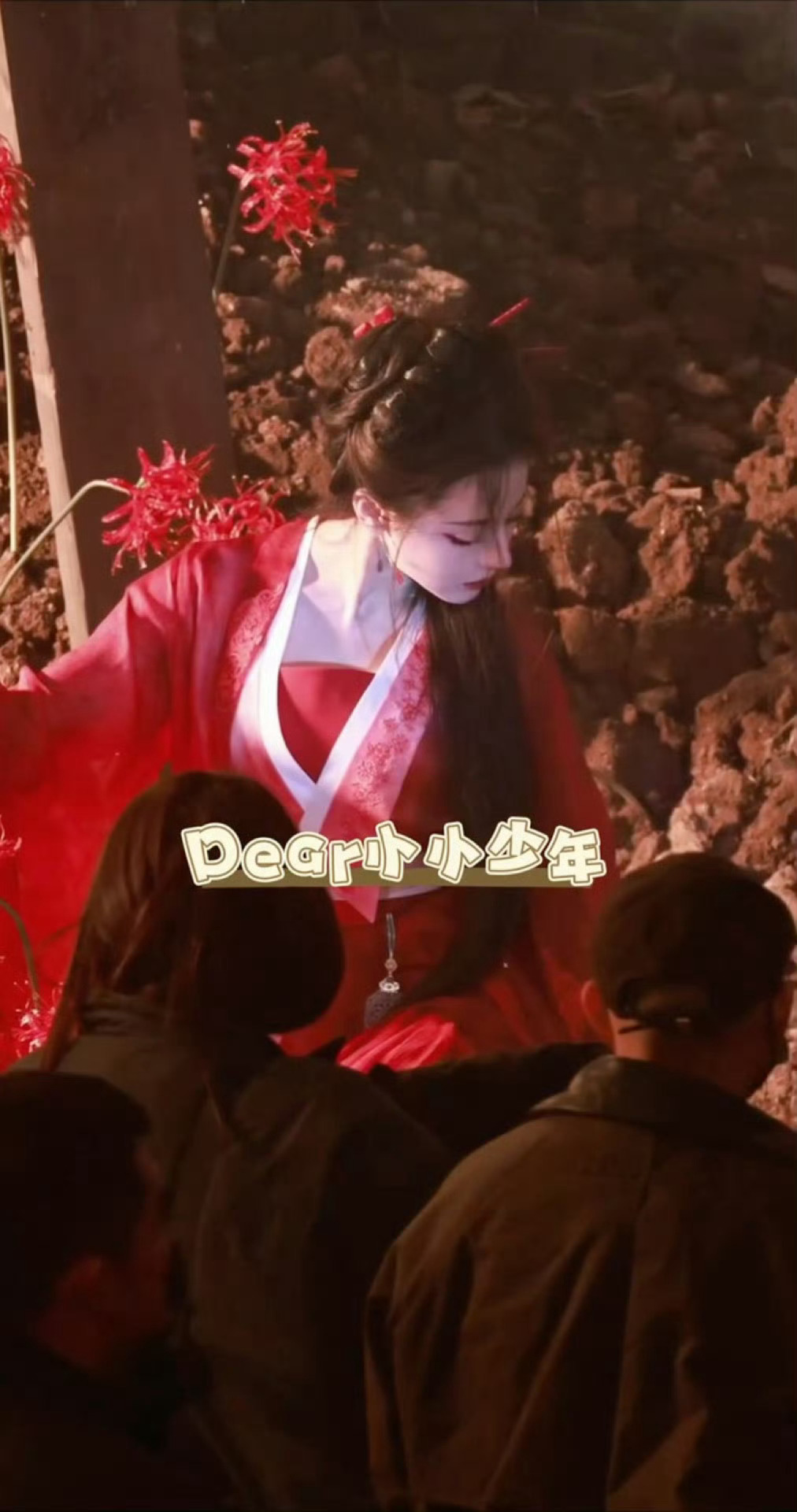 迪丽热巴[超话]  迪丽热巴红衣提灯拍摄路透 ‖ 迪丽热巴贺思慕  此女就是这个