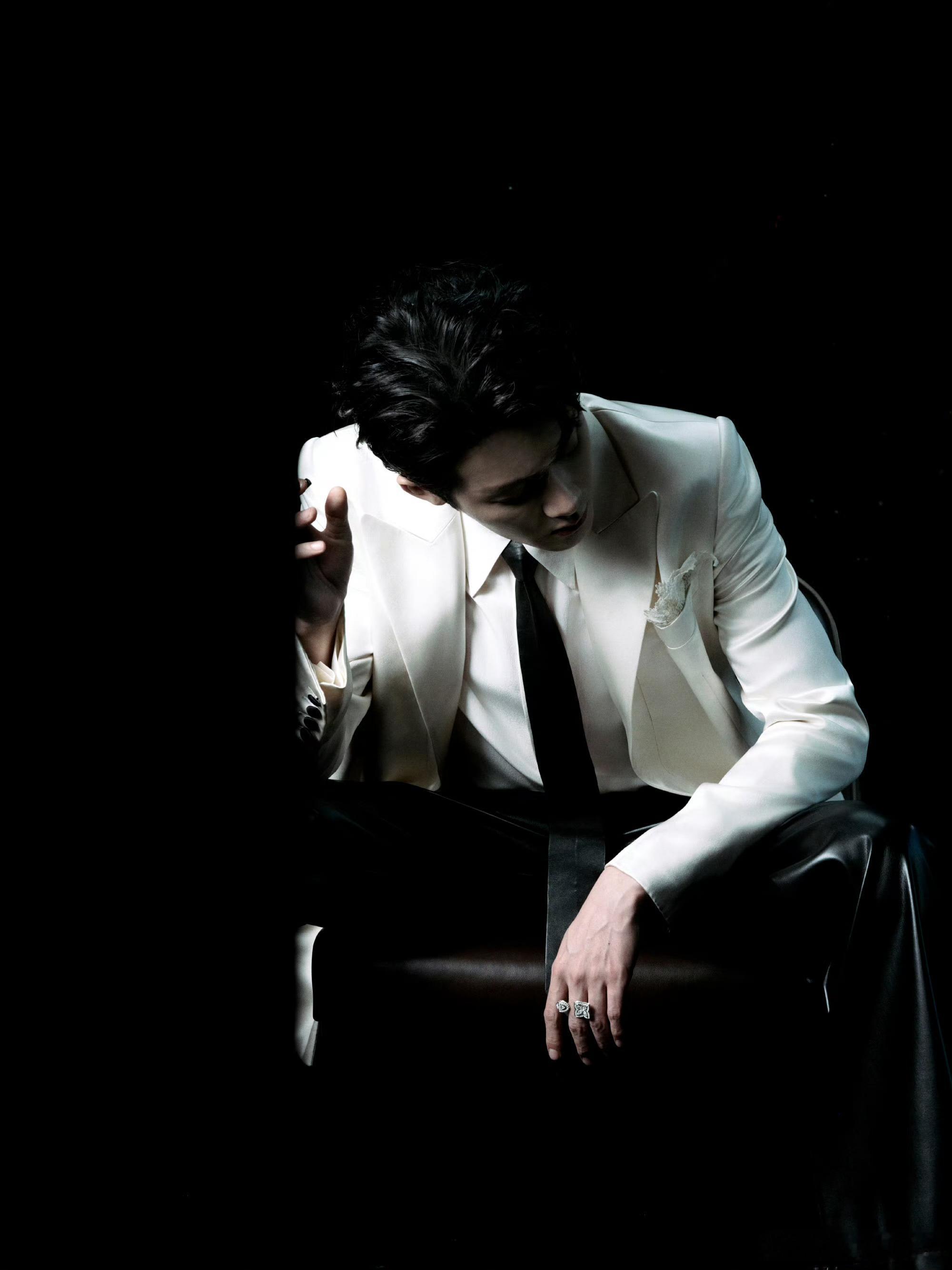 檀健次｜尖叫之夜内场 嚯 ！来自健次今日换上的内场新造型 ，选择了一套出自老牌高