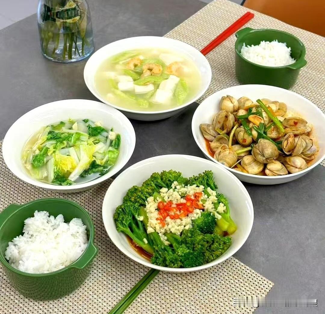 刚才看到有人问，上清北靠勤奋还是天赋？
我的回答是靠勤奋，多数人的天赋也是后天的